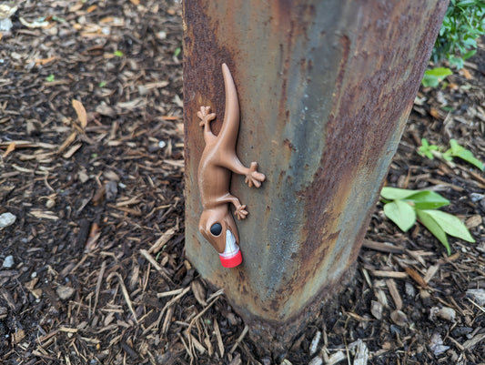 Gecko geocache - cute and funny 3d printed geocaching container with log and magnet